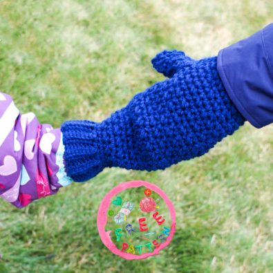 valentines-day-crochet-hand-holding-mitten-free-pattern-2020