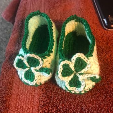 st-patricks-day-shamrock-baby-booties-model-free-pattern