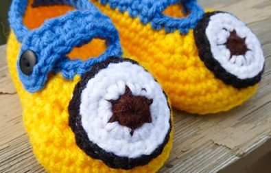 minion-inspired-baby-booties-free-crochet-pattern