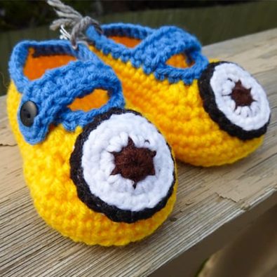 minion-inspired-baby-booties-free-crochet-pattern