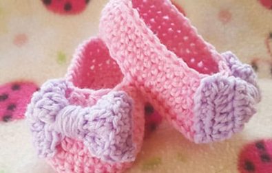 lemon-drop-baby-booties-model-free-crochet-pattern