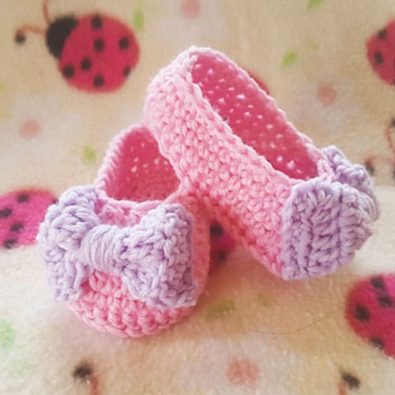 lemon-drop-baby-booties-model-free-crochet-pattern