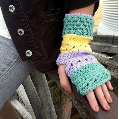 cozy-autumn-fingerless-gloves-free-crochet-pattern