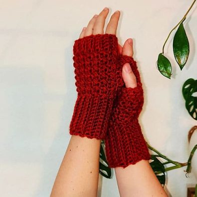 cozy-dragon-scale-mitts-free-knitting-pattern-2020