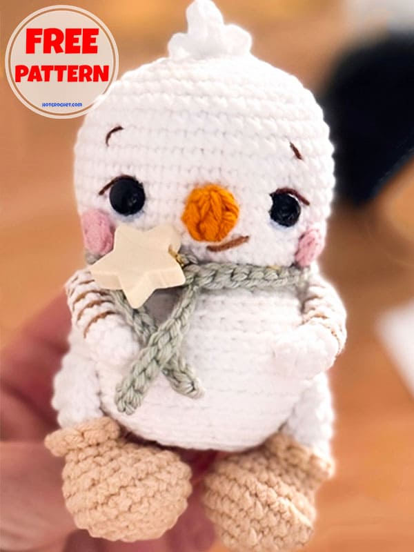 Free mini crochet snowman pattern (2)