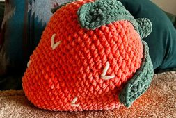 strawberry-pillow-crochet-pattern-free