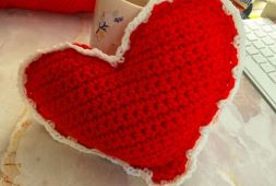 valentines-day-easy-crochet-heart-pillow-free-pattern