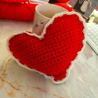 valentines-day-easy-crochet-heart-pillow-free-pattern